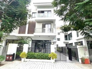 tôi cần cho thuê căn biệt thự ở dương nội hà đông nhà đã hoàn thiện. lh xem nhà miễn phí