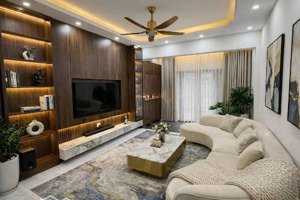 kim giang .6 tầng thang máy .11,5 tỷ. nội thất xịn xò . ôtô đỗ cửa. gần y học cổ truyền quân đội .