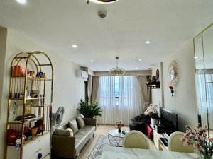 thuê căn 2pn/2wc nội thất mới nhà đẹp view sông ở icon 56 bến vân đồn q4 giáp q1,q7.l/h:0772982397