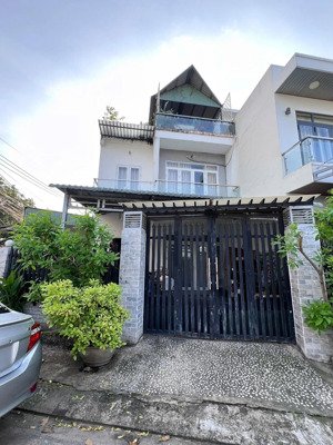 bán căn nhà 1 trệt 1 lầu , dt 10 x 14 thổ cư 71m , đường nhựa 7m , cách siêu thị bigc 500 mét