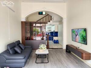 Cho thuê nhà 4 p.ngủ full đồ mặt phố Văn Cao.