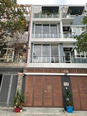 nhà full nội thất gần siêu thị mega , có hầm để xe rộng, trệt 3 lầu giá thuê 50tr/ tháng