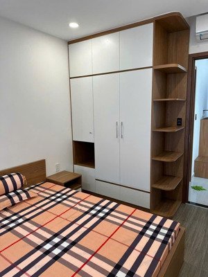 căn 1pn full nội thất đang có sẵn hđ thuê. tầng trung 2 view (hồ bơi + ngoại khu). lh 