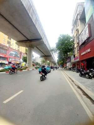 mặt phố cầu giấy, hai mặt tiền trước sau - 40m- 5 tầng thang máy, dòng tiền lớn hàng tháng, vip
