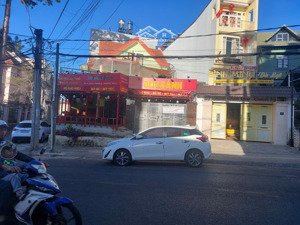 cho thuê tầng trệt 300m², mặt tiền 10m, có sân phù hợp cà phê, kinh doanh tại 31 yersin, đà lạt