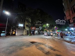 vương hậu phố cổ mặt tiền quyền lực sổ vuông nở hậu diện tích: 165m² giá chào: 150 tỷ