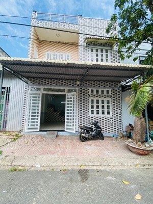 3 tỷ 590tr, còn bớt
nhà 1 trệt 1 lầu 1 tum kdc đất mới, gần ngã tư chiêu liêu, dĩ an