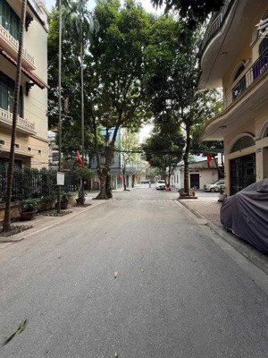 thửa đất đẹp vuông vắn rõ ràng nguồn gốc, dt 200 met, mt 8 mét giá 23 ty