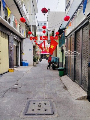 ngay etowm - nhất chi mai - 2 tầng (3pn) - dt: 4.1 x 11.2 (cn: 46m2) - shr - vuông vứt - 20m ra mt