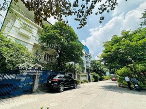 bán gấp biệt thự vườn đào, tây hồ. 203m 4 tầng, mặt tiền 15m , giá 127 tỷ, khu vip nhất vườn đào.