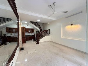 - nhà 5 tầng khung cột chắc chắn. lô góc view thông thoáng. ngõ trước nhà 3m