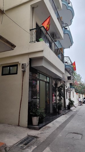 cho thuê nhà tầng 1 làm văn phòng, cửa hàng, lớp học. diện tích 33 mét vuông, mặt tiền 5,5 mét