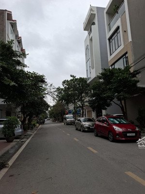 lô đất mặt đường đào nhuận..
vị trí siêu đẹp ..đường 7m vỉa hè 3m
diện tích 90m ngang 4m5 sổ đỏ cc