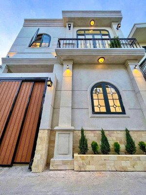 nhà trệt lầu thiết kế tân cổ điển sang trọng mới hoàn thiện ngay trung tâm-trục chính hẻm 79 bờ kè.