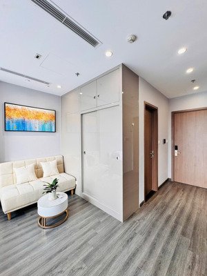 chính chủ gửi bán căn studio giá 2,5 tỷ tại the tonkin vinhomes smart city