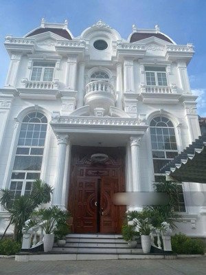 chủ thiện chí bán villa đẹp nhất thảo điền.mặt tiền đường nguyễn văn hưởng quận 2.dt:16x52 . 250 tỷ