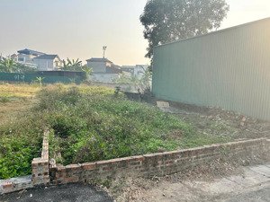 cần bán lô đất 264m2 đẹp, gần chợ, cạnh ao chung, đường xe tải đi vòng quanh, nhìn ra cánh đồng.