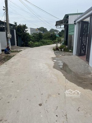 đất nền cao có khung rào xung quanh 154m2