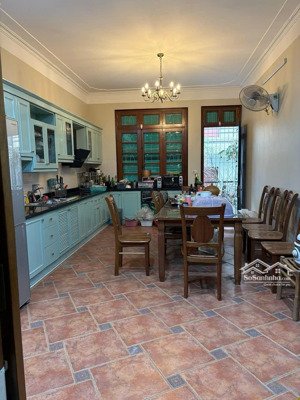 cho thuê căn nhà tại ngõ 374 âu cơ. mặt bằng 100 m2, dt xd 1 tầng 76 m 2. giá : 25 triệu