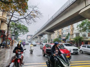 bán nhà mặt phố hào nam, 23,5 tỷ, 43 m2, hàng hiếm tại đống đa, hà nội,vỉa hè rộng ,kinh doanh đỉnh