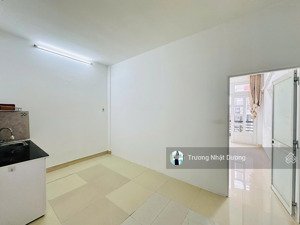 siêu phẩm 1pn tách bếp mới tân trang lại ban công siêu thoáng mặt tiền đường số 81 tân quy giá mềm