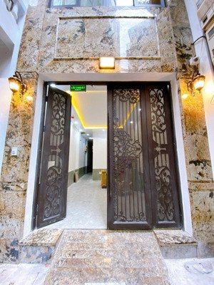 bán toà nhà dv phố lê thanh nghị nhà đẹp 3 thoáng đủ pccc 700triệu/năm 10p 60m2 x 7t