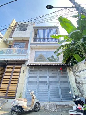 nhà 3 tầng xây dựng kiên cố - hẻm xe hơi 5m - vị trí trung tâm tp. thủ đức