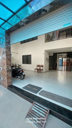 bán tòa nhà căn hộ mới, gần biển đang có dòng tiền 50 tr/ tháng. dt 120 m2 ngang 8.6m, xây 5 tầng.