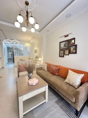 ngay chợ hoà hưng quận 10 - 3 bước ra mặt tiền - 42m2 - 2 tầng - nhà mới - chủ để lại hết nội thất