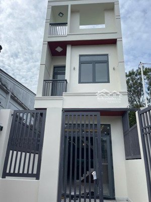 bán nhà trệt 1lầu ngay tthc dĩ an. giáp làng đhqg. đường 4m. dt 73m. t.cư 60m.3pn, 2wc. hướng bắc.