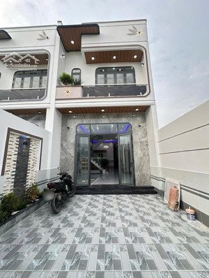 bán nhà đường nhựa hoa vàng dt 5x23m, có 3pn ở buôn bán được. gần chợ mỹ hạnh