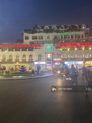 cho thuê nhà mặt phố đinh tiên hoàng, diện tích 300m x 4 tầng, mặt tiền 15m, giá thuê 2,5 tỷ