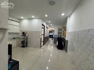 Bán nhà mặt tiền 10m sát chợ HTT Quang Trung ngang 5.4m 103m2 tiện xây mới 10.5 tỷ.