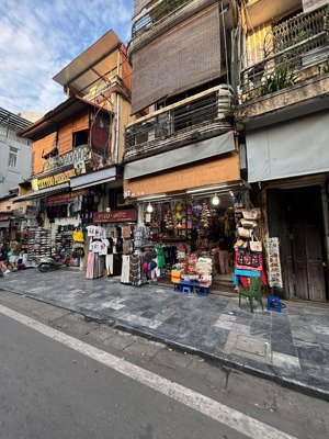 vip chính chủ cho thuê nhà mặt phố hàng đào dt: 140m x 4 tang mt : 3,5m giá 250tr có tách lẻ tầng