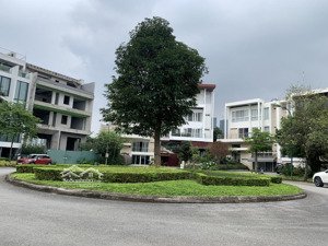 bán biệt thự khu q ciputra tây hồ view sân golf, dt 400m2, xây 3.5 tầng đang hoàn thiện. 
