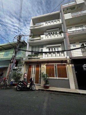 cho thuê nhà đẹp mt cmt8 dtsd 300m2