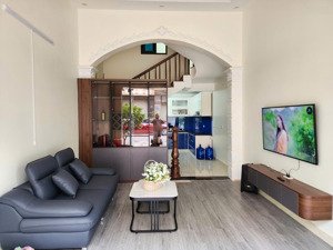 cho thuê nhà mặt phố văn cao, dt: 45m2, 4 p.ngủ full đồ, vi trí đẹp.