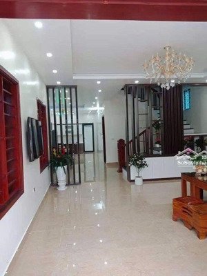 cần cho thuê nhà tại đặng tiến đông, dt 50m2 *5t, ngõ ô tô , view hồ hoàng cầu. gía 20 triệu/tháng
