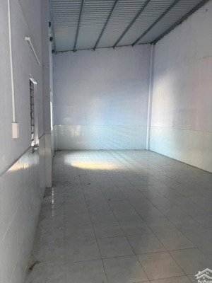 cho thuê nguyên căn nhà mặt tiền ngang 8m, ngay ngã ba tân hoà đông với chiến lược