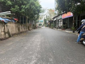 tiến bào, từ sơn, bắc ninh
bán đất tặng lán xưởng kiên cố
diện tích: 100m2, mặt tiền = mặt hậu 5m.