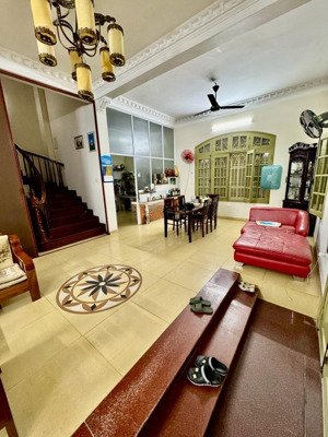 nhà sân vườn tại cầu giấy 2 mặt ngõ thoáng. dt: 190m2. mt: 13m. giá 37 tỷ. lh: 