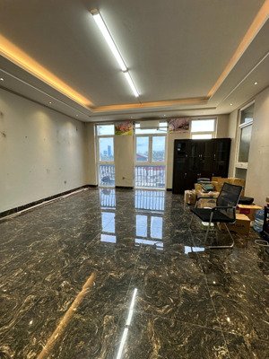 chính chủ cho thuê văn phòng, làm kinh doanh, có chỗ đỗ ô tô, xe máy