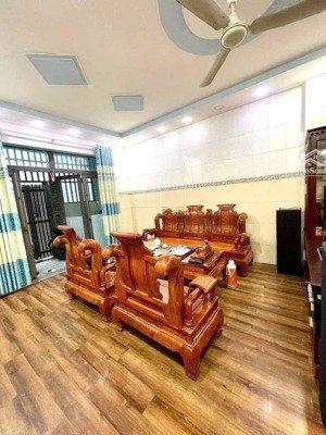 diện tích: 51m ( 4.3 x 12 ) 2 tầng kết cấu: 1 trệt, 1 lầu, gồm 3 phòng ngủ ( đặc biệt có 1 pn ở