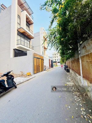 hơn 100m2-ngang 5.8m2-lô đất góc 2 mặt tiền-cực thoáng-đường ô tô thông-gần chợ thủ đức-khu dân trí