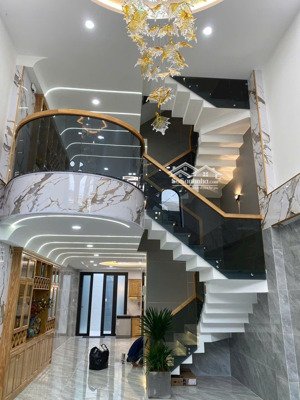 nhà mới xd, 5 pn, 6 wc, đ.văn cao, dt 4,7x17m,4 tầng, cn 80,4m2, thang máy, nội thất cao cấp.