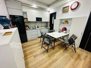 bán chung cư mini gia thuỵ, 45m2 2 ngủ 2,4 tỷ. hiếm ! full nội thất, về ở tết.