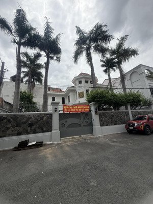 bán nhà hxh huỳnh văn bánh, quân phú nhuận. dt: 9 x 21m, nở hậu gồm t, 3l, st giá 38 tỷ tiện ở ,vp