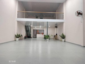 bán nhà mặt tiền thị trấn hóc môn 168m2-2 lầu 100tr/m