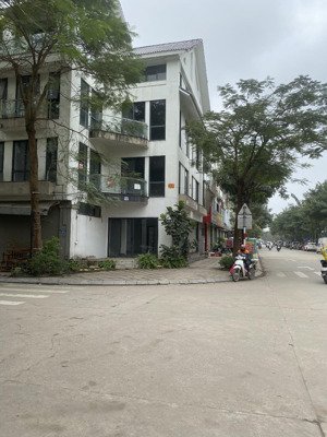 đầu xuân năm mới chính chủ ra hàng bán liền kề c9 geleximco trục chính cổng số 1 cách 500m ra aeon