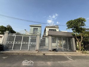 chính chủ bán khu nhà nằm ngay trung tâm thành phố mới, nhà có sân vườn rộng rãi